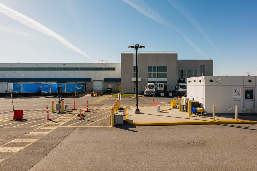 More Photos Of 5799 Rte De L'aéroport, Longueuil Distribution For Lease