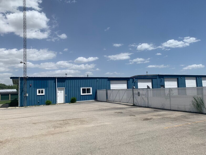 More Photos Of 302 E Wapella St, Minooka Service For Lease