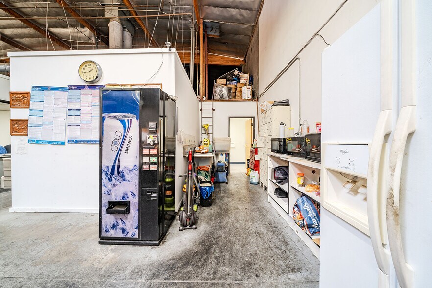 More Photos Of 6433 Alondra Blvd, Paramount Distribution For Sale