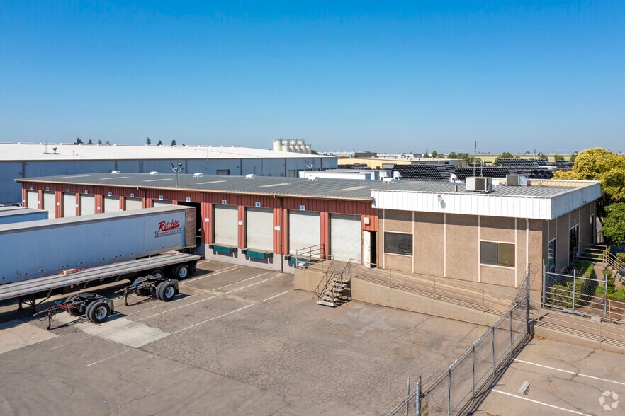More Photos Of 2724-2750 E Annadale Ave, Fresno Service For Lease