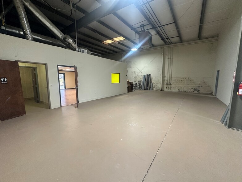 More Photos Of 5930 Gateway Dr, Alpharetta Warehouse For Lease