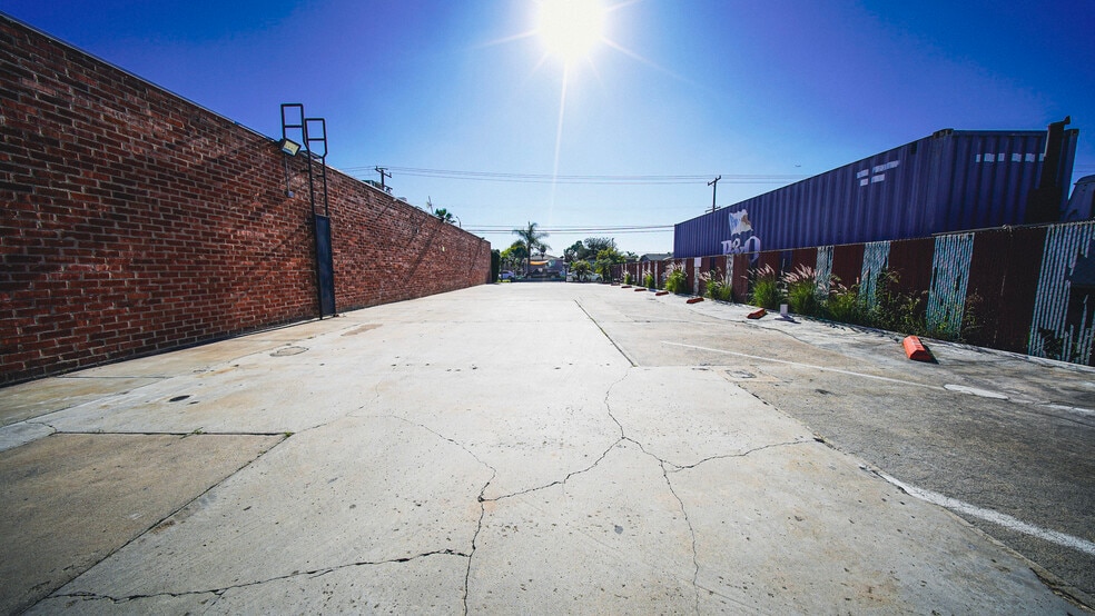 More Photos Of 4055-4057 E 52nd St, Maywood Office For Sale
