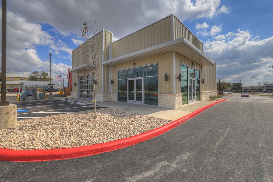 More Photos Of 596 S Business Ih 35, New Braunfels Freestanding For Lease