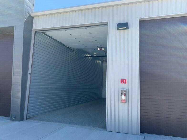 More Photos Of 49751 Oates Ln, Coachella Parking Garage For Sale