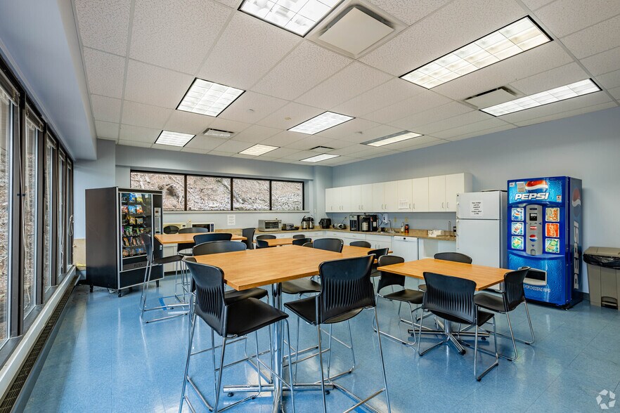 More Photos Of 400 Business Center Dr, Pittsburgh Light Distribution For Lease