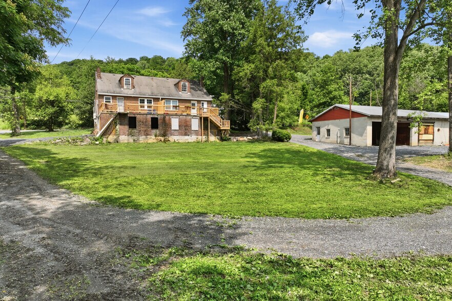 More Photos Of 429 Riverview Dr, Walnutport Flex For Sale