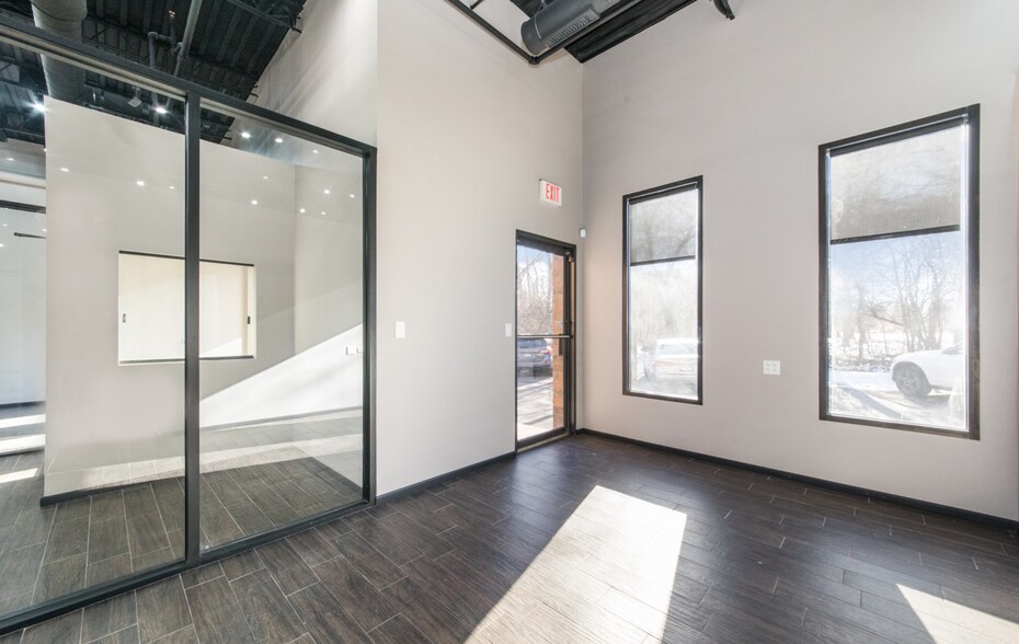 More Photos Of 1645 S River Rd, Des Plaines Office For Sale