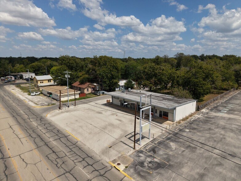 More Photos Of 1007 S Guadalupe St, Seguin Storefront For Sale