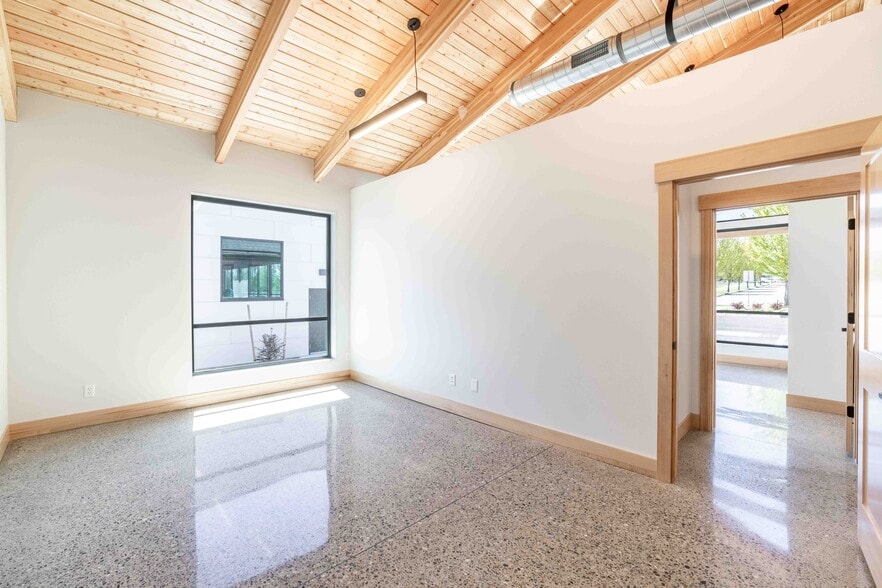 More Photos Of 8512 N Wayne Dr, Hayden Flex For Lease