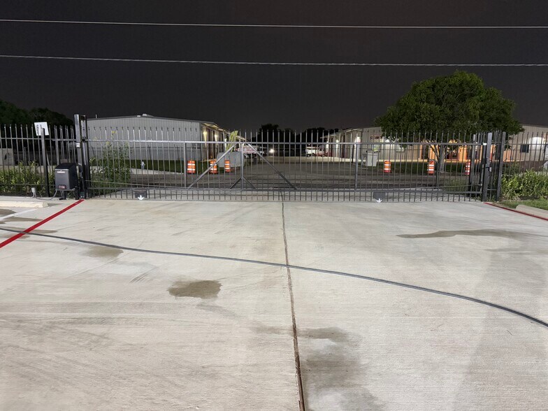 More Photos Of 10115 Belknap Rd, Sugar Land Warehouse For Lease