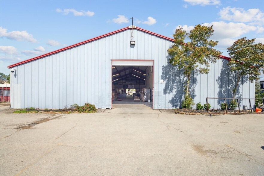 More Photos Of 615 Texas Ave, Webster Warehouse For Sale