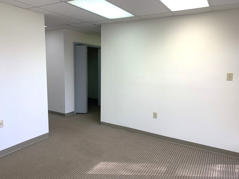 More Photos Of 1031-1035 Putman Dr, Huntsville Flex For Lease