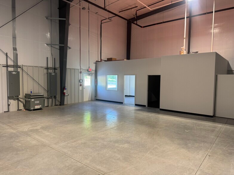 More Photos Of 967 Sweeney Dr, Hagerstown Light Manufacturing For Lease