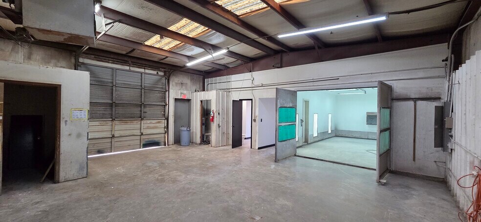 More Photos Of 5716 I-35 Industrial Blvd, Edmond Service For Lease