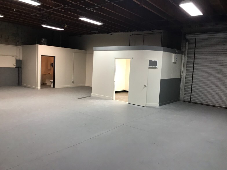More Photos Of 817-873 W 9th St, San Jacinto Warehouse For Lease