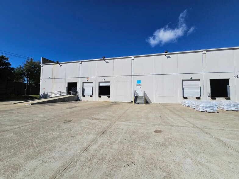 More Photos Of 10215 S Sam Houston Pky W, Houston Warehouse For Lease
