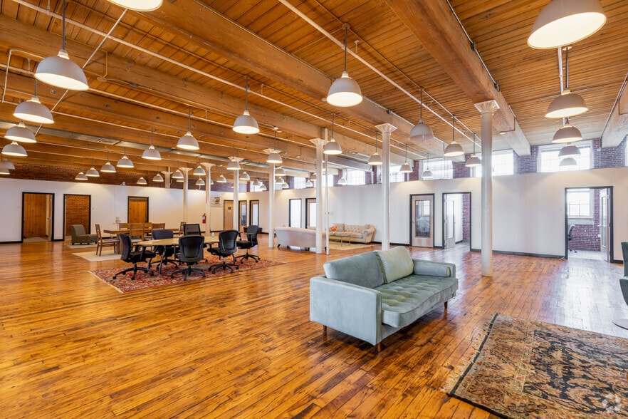 More Photos Of 15 Union St, Lawrence Light Manufacturing For Lease