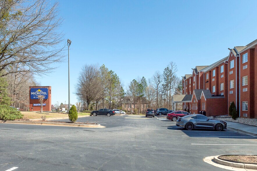 More Photos Of 195 Country Club Dr, Stockbridge Hotel For Sale