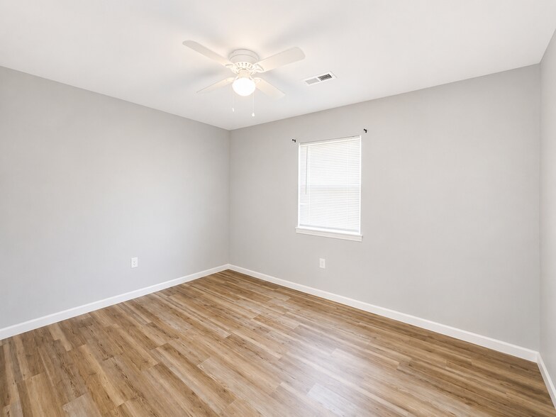 More Photos Of 191 Railroad St, Phil Campbell Dormitory For Sale