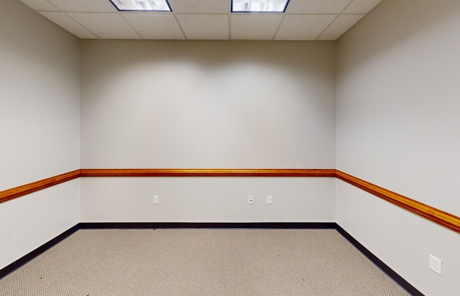 More Photos Of 192 Summerfield Ct, Troutville Office For Sale