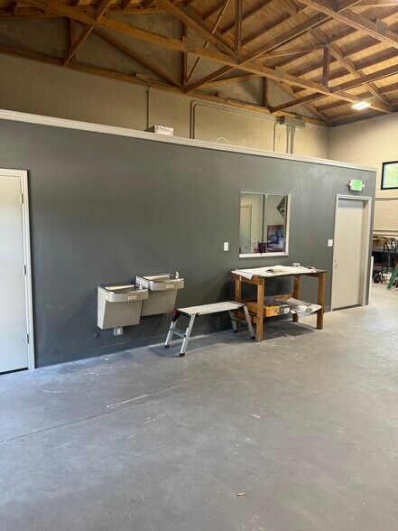 More Photos Of 5235 Mile Stretch Dr, Holiday Industrial For Sale