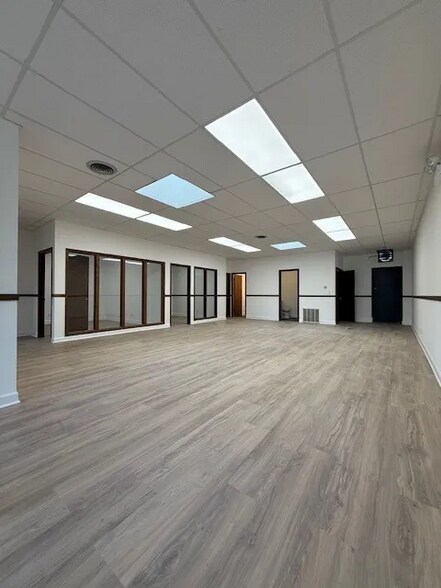 More Photos Of 9849-9853 Gross Point Rd, Skokie Office For Lease