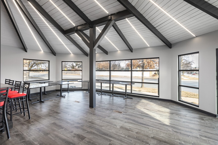 More Photos Of 9750 S Roberts Rd, Palos Hills Freestanding For Sale