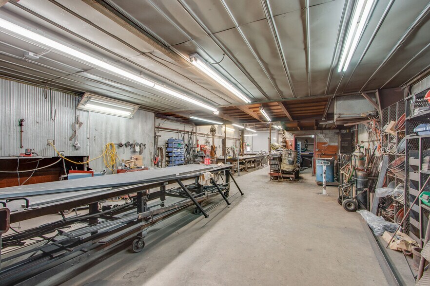 More Photos Of 120 Confederate Dr, Franklin Manufacturing For Sale