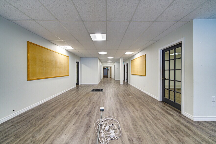 More Photos Of 1367 Mosley St, Wasaga Beach Office For Sale