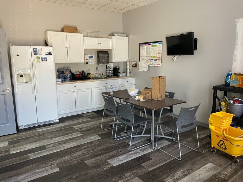 More Photos Of 106 Shoppers Way, Brunswick Unknown For Lease