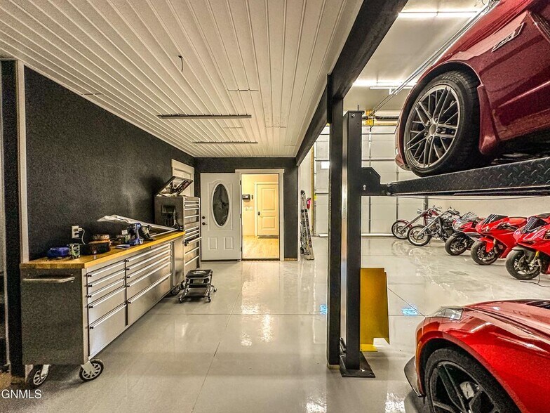 More Photos Of 1409 Lockheed Dr, Bismarck Warehouse For Sale