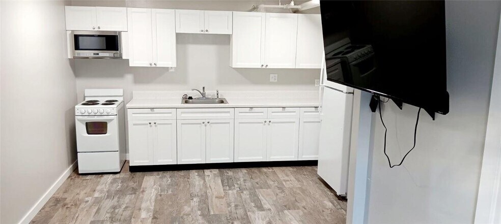 More Photos Of 600 E Mary St, Yates Center Apartments For Sale