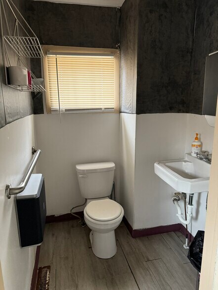 More Photos Of 2230 Pine Ave, Niagara Falls Office For Lease