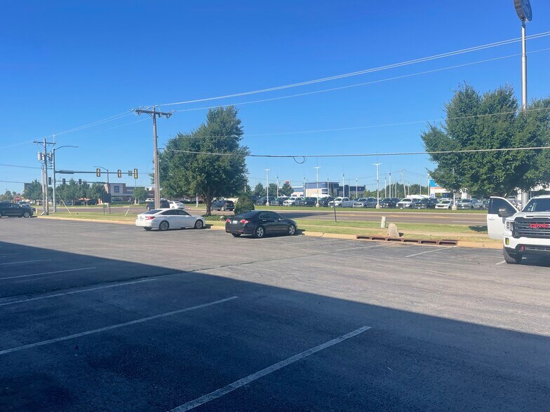 More Photos Of 1769-1779 Garth Brooks Blvd, Yukon Freestanding For Lease