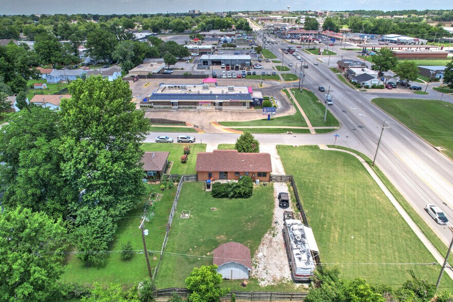 More Photos Of 705 W Hartford Pl, Broken Arrow Office For Sale