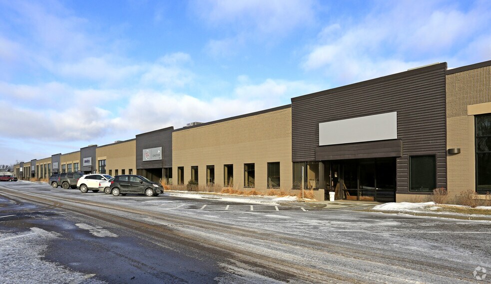 More Photos Of 2800-2892 N Vicksburg Ln, Plymouth Light Manufacturing For Lease