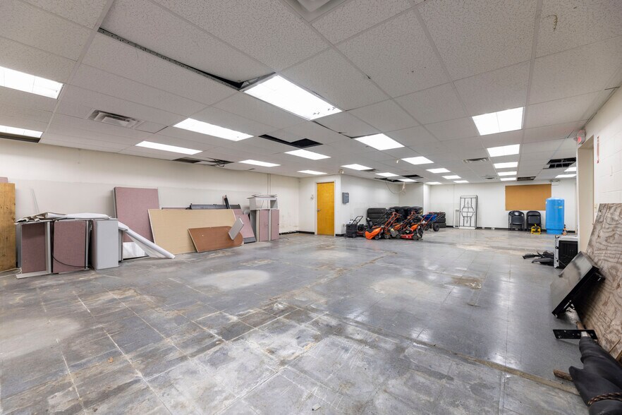 More Photos Of 1320 Eddie Dowling Hwy, Lincoln Showroom For Sale