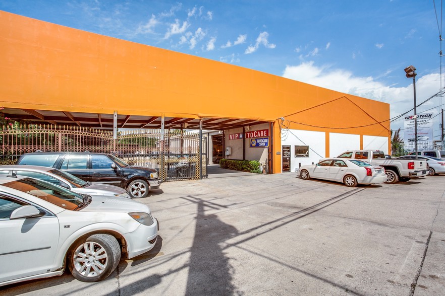 More Photos Of 11603-11607 Denton Dr, Dallas Showroom For Sale