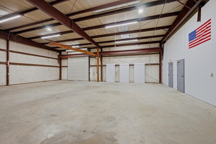 More Photos Of 224 E Cottage St, Sherman Warehouse For Lease