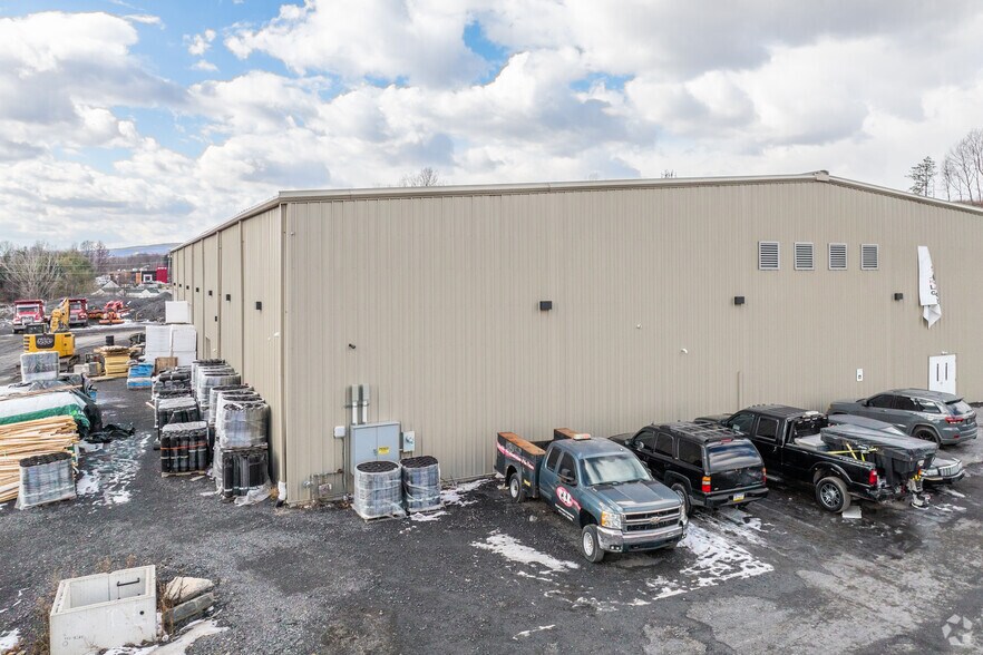 More Photos Of 347 Rear Main, Dickson City Warehouse For Lease