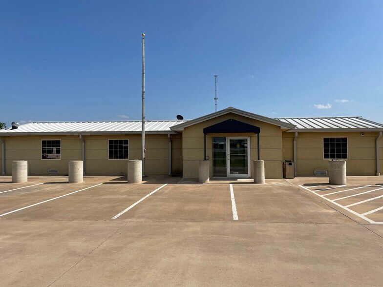 More Photos Of 924 Missouri, Walters Bank For Sale