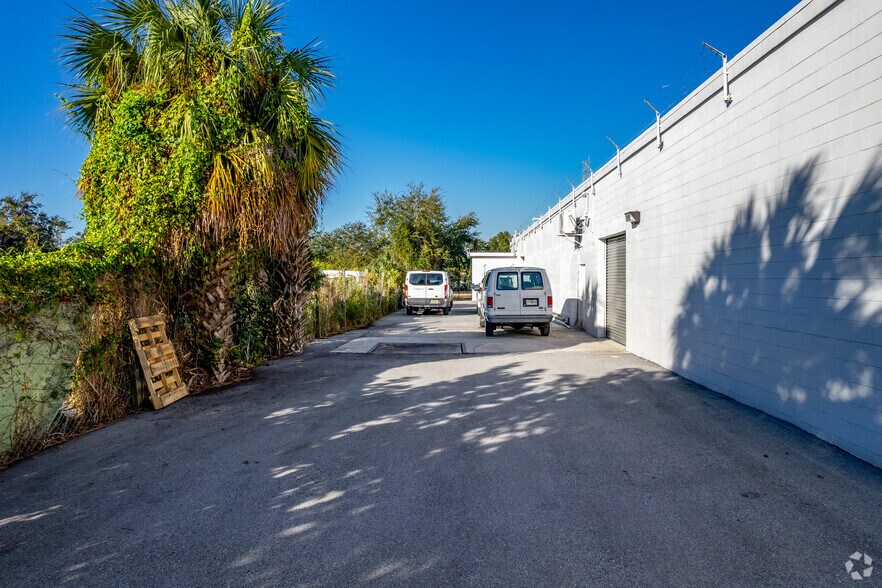 More Photos Of 2442 N 23rd St, Saint Petersburg Light Distribution For Lease