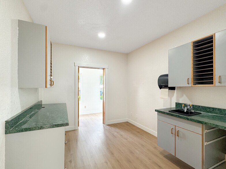 More Photos Of 902 E Maple St, Arlington Medical For Lease