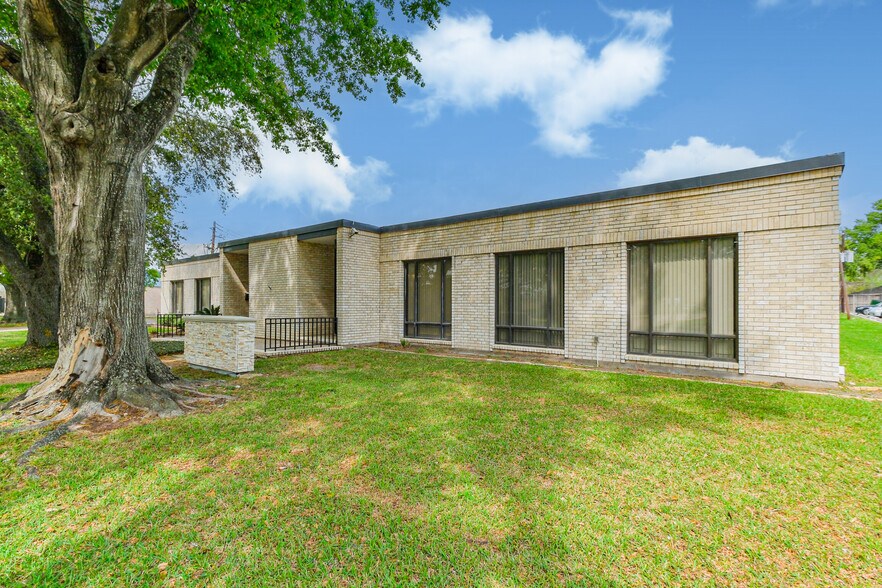 More Photos Of 8200 Westglen Dr, Houston Loft Creative Space For Lease