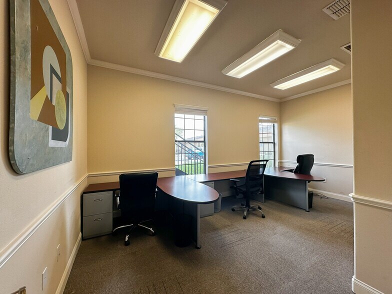 More Photos Of 170 Fitzgerald Rd, Lakeland Office For Lease