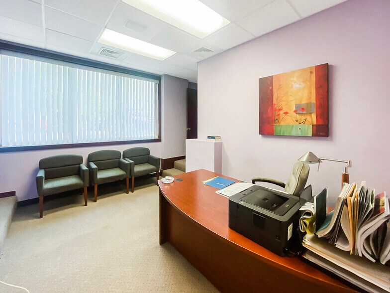 More Photos Of 1 Tiffany Pt, Bloomingdale Medical For Sale