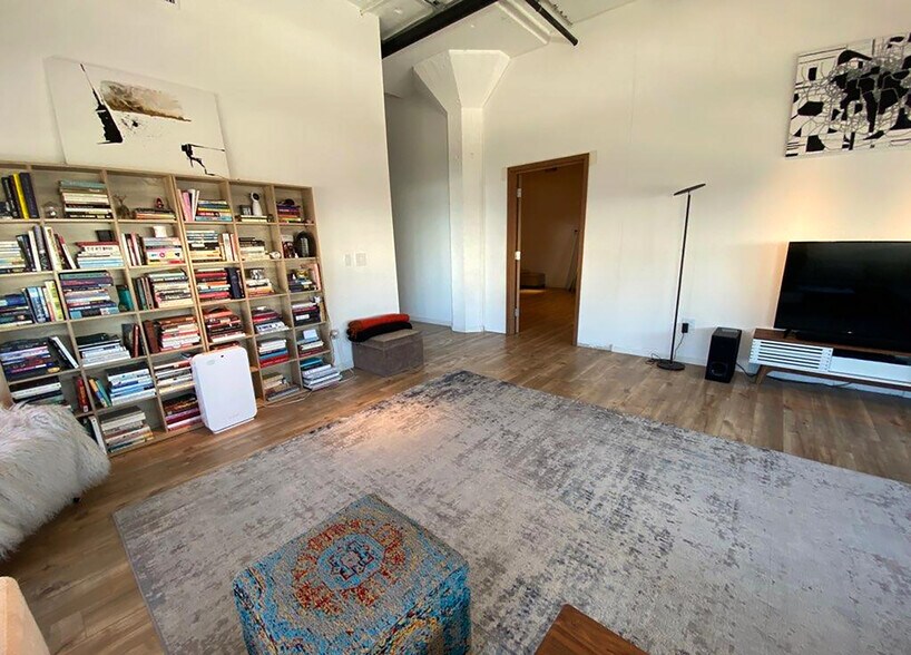More Photos Of 405 Towne Ave, Los Angeles Showroom For Lease
