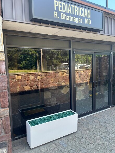 More Photos Of 1 Lake Rd, Congers Bank For Lease