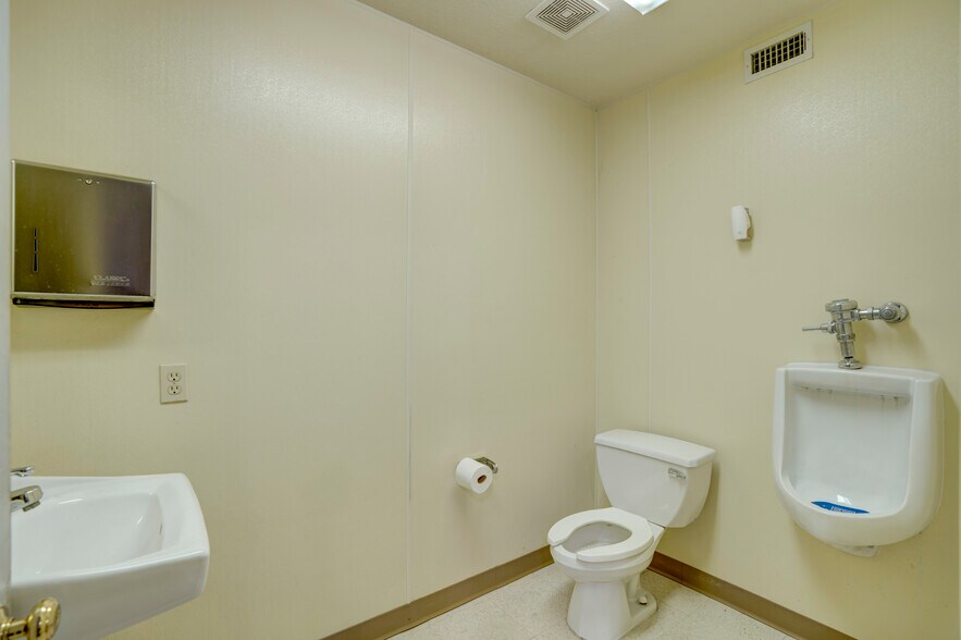 More Photos Of 2620 Carson St, Haltom City Light Distribution For Lease