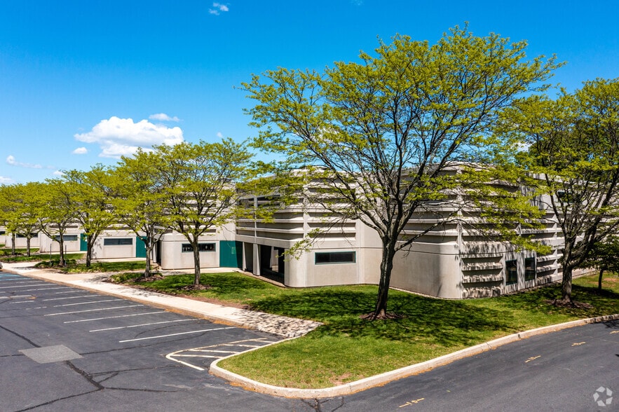 More Photos Of 400 Apgar Dr, Somerset Warehouse For Lease